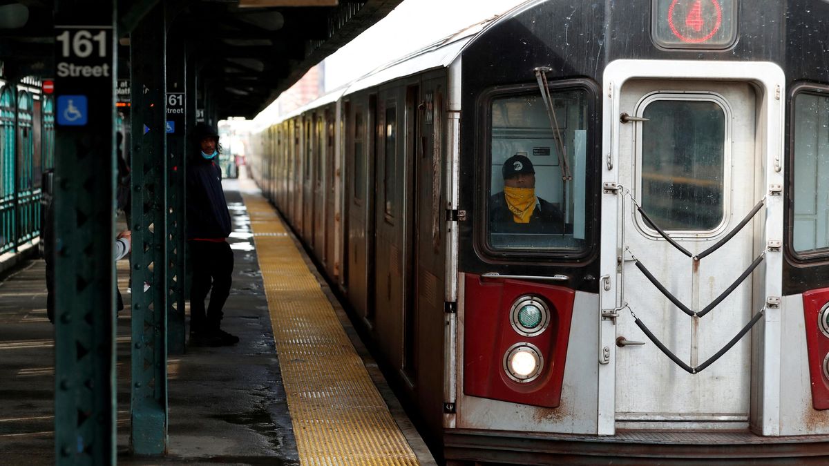 Na kolejích newyorského metra našli lidskou nohu. Zjišťuje se, komu patří